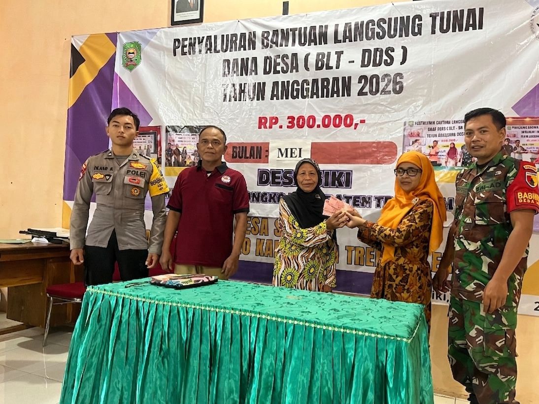 Pastikan Tepat Sasaran, Bhabinkamtibmas Polres Trenggalek Dampingi Penyaluran BLT-DD
