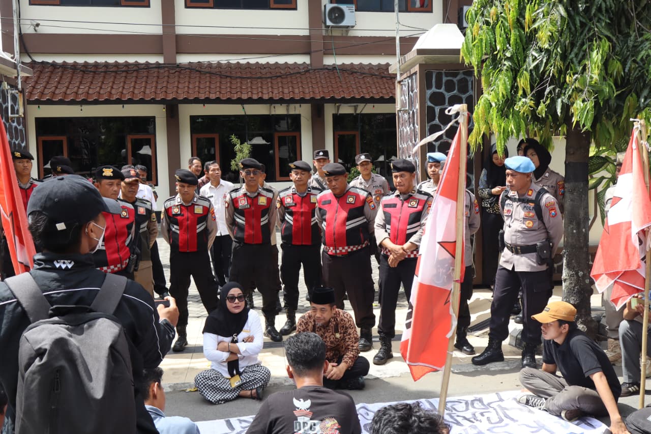 67 Polisi Diterjunkan, Amankan Aksi Damai Mahasiswa di Gedung DPRD Trenggalek