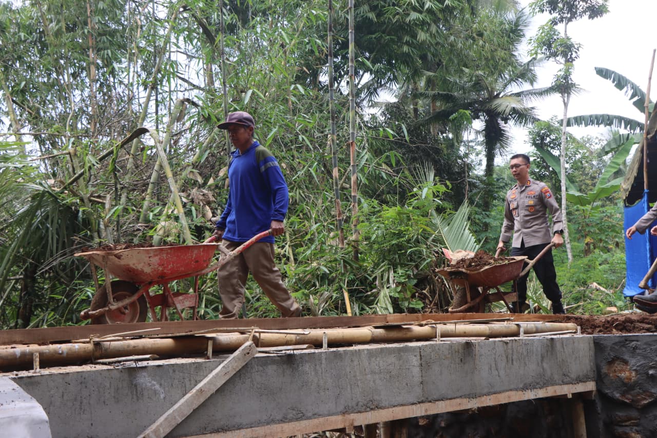 Bangun Jembatan Merah Putih Jombok Pule, Kapolres Trenggalek: Pangkas Jarak Tempuh dan Lebih Hemat Waktu