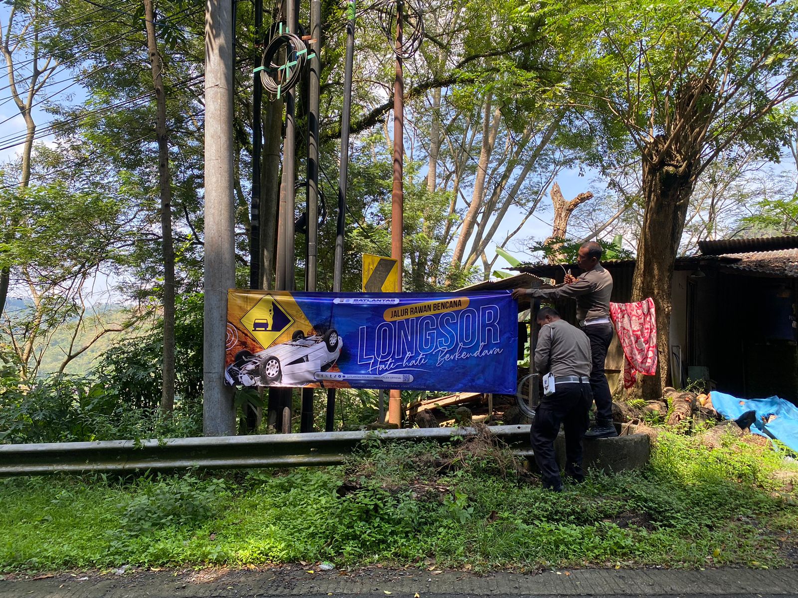 Rawan Guguran Batu, Polres Trenggalek Pasang Spanduk Peringatan di Jalan Nasional KM 16,