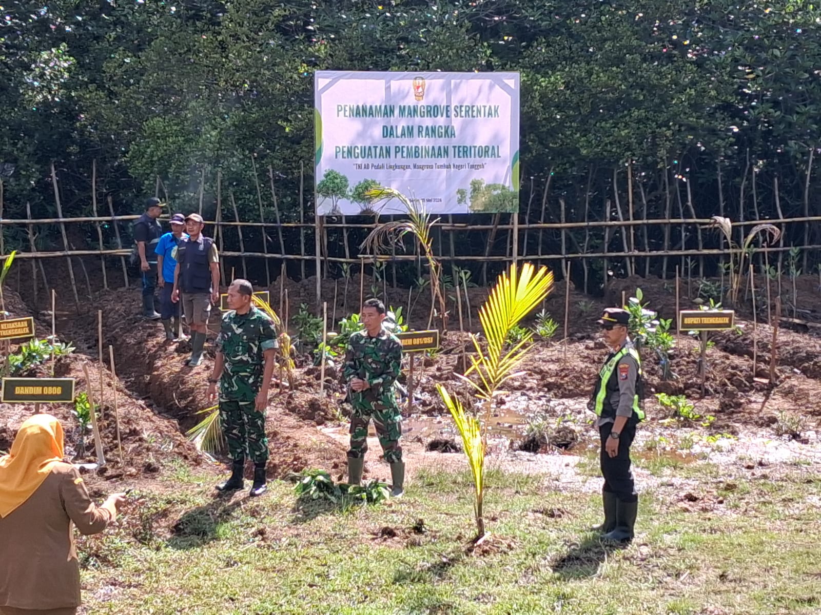 Wujud Sinergitas, Polres Trenggalek Turut Berpartisipasi dalam Aksi Tanam Mangrove Serentak