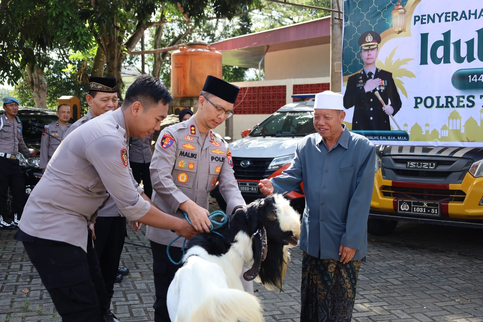 Polres Trenggalek Serahkan 36 Hewan Kurban kepada Ponpes hingga Komunitas Masyarakat