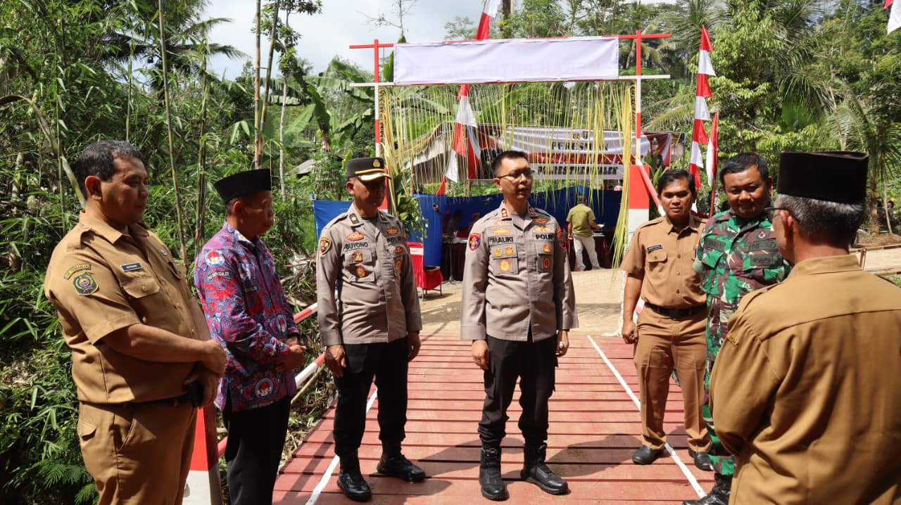 Diharapkan Mampu Tingkatkan Ekonomi Warga, Kapolres Trenggalek Resmikan Jembatan Merah Putih Presisi