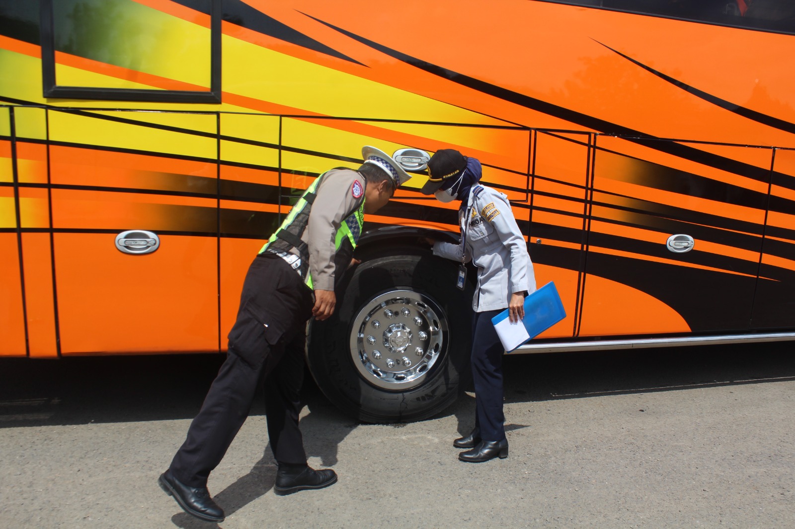 Tekan Fatalitas Kecelakaan, Petugas Gabungan Gelar Rampchek di Terminal Bus Trenggalek