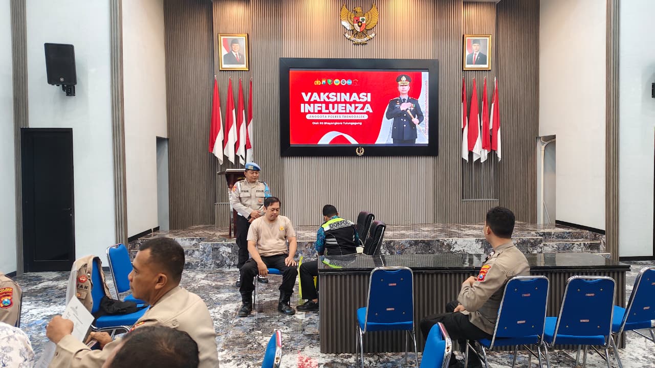 Jaga Kebugaran, Ratusan Anggota Polres Trenggalek Ikuti Vaksinasi Influenza