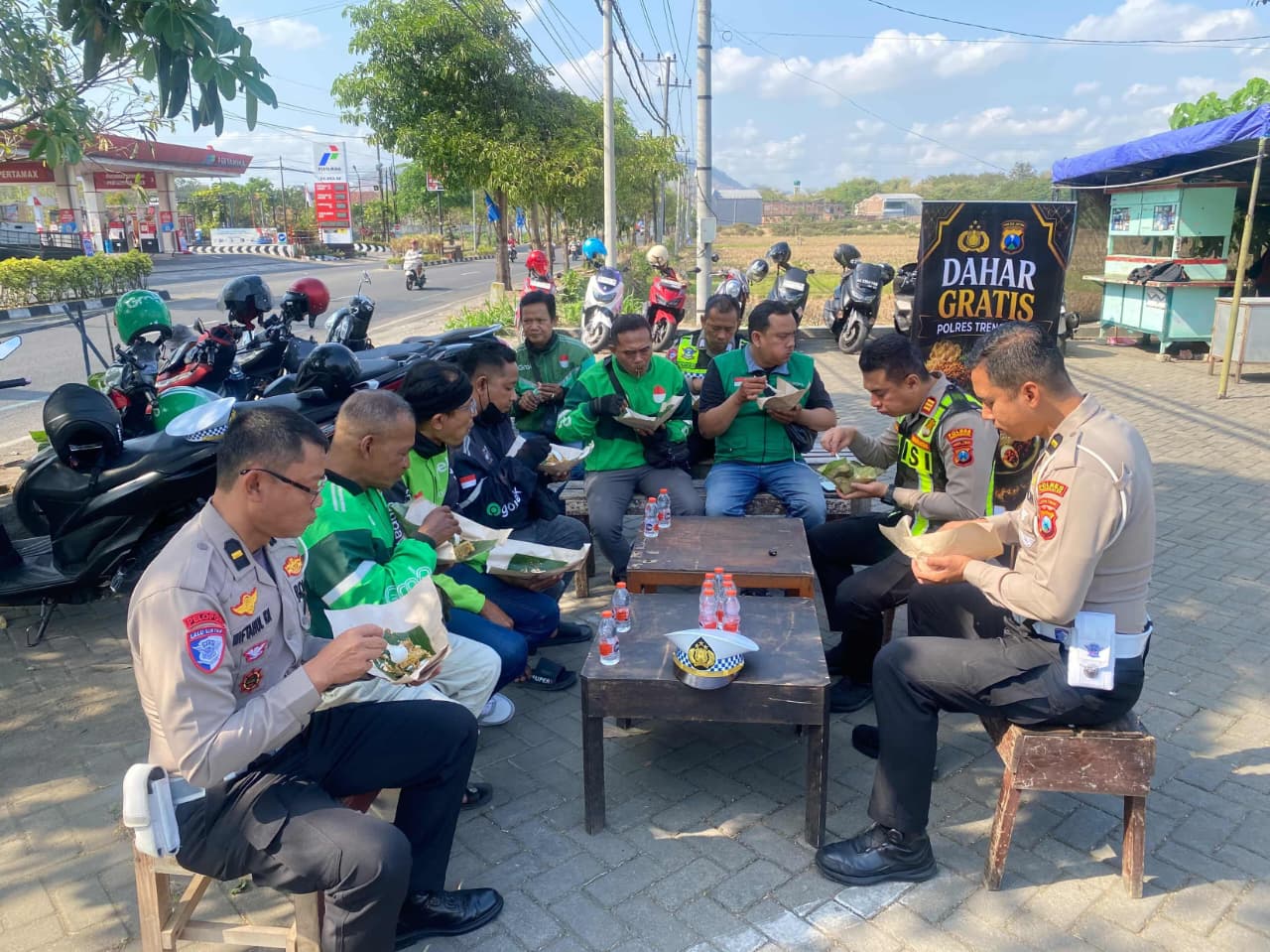 Polres Trenggalek Gelar `Dahar Gratis` Hari Lalu Lintas Bhayangkara di Halaman Agropark, Ludes Tak Sampai 30 Menit
