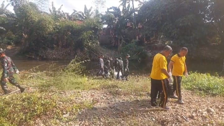 Polres Trenggalek Kerahkan Personel, Ambil Bagian dalam Aksi Resik-Resik Kali Ngemplak
