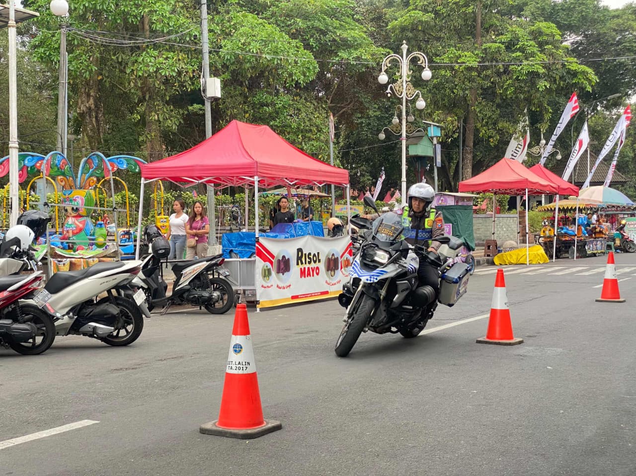 Stan Pameran Lalu Lintas di Alun-Alun Trenggalek Diserbu Pengunjung, Suguhkan Atraksi Moge dan Si Bolis