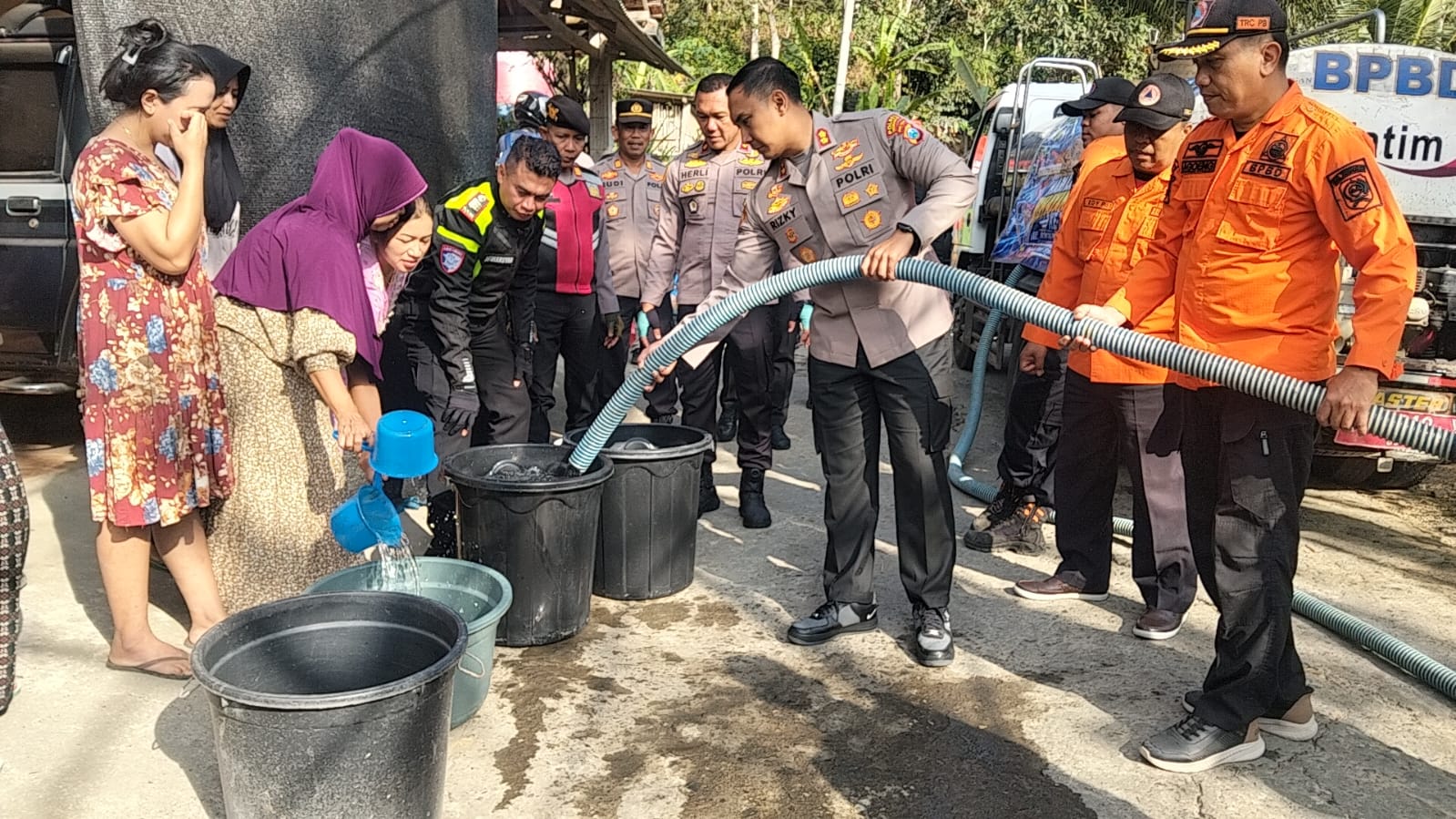 Terapkan Ecology Policing, Patroli Gentong Polres Trenggalek Salurkan Bantuan Air Bersih