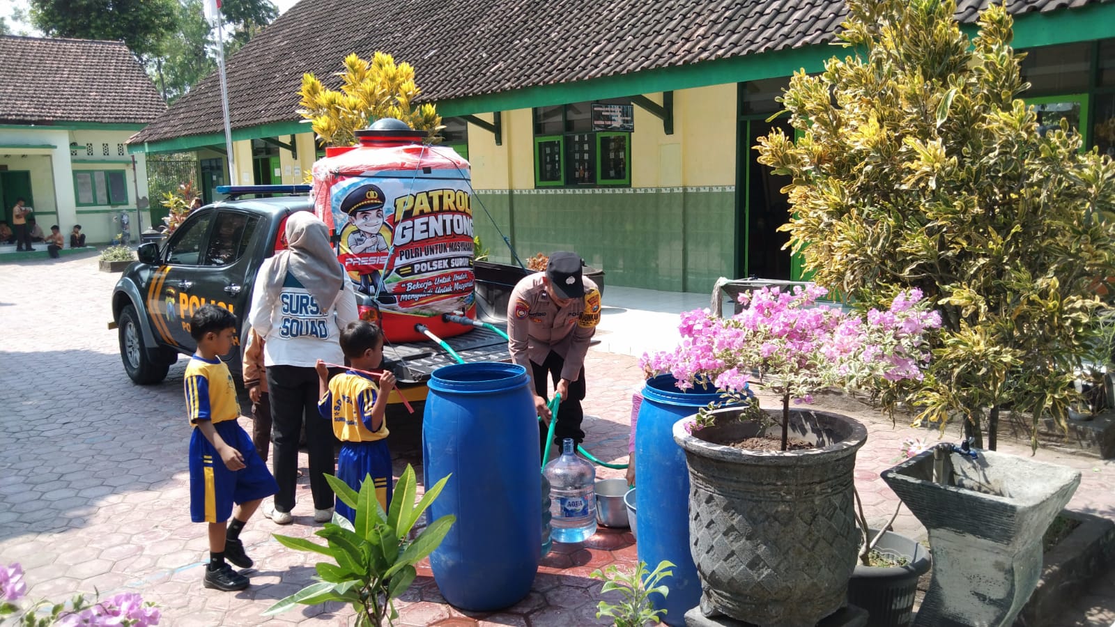 Patroli Gentong Polres Trenggalek Salurkan Air Bersih untuk Kebutuhan Sekolah dan Tempat Ibadah
