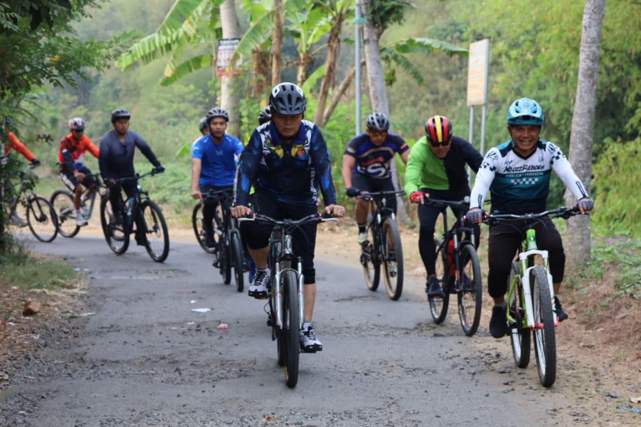 Dorong Peran Masyarakat Jaga Mata Air, Gowes Kamtibmas Polres Trenggalek Sasar Pemandian Tapan
