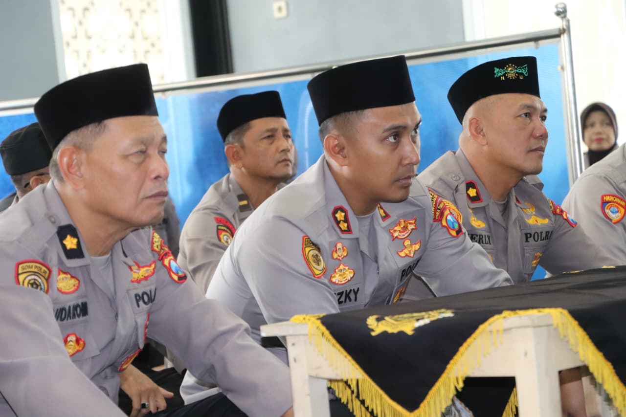 Ratusan Anggota Polres Trenggalek Ikuti Ngaji Kebangsaan Bersama Kapolri dan Gus Baha