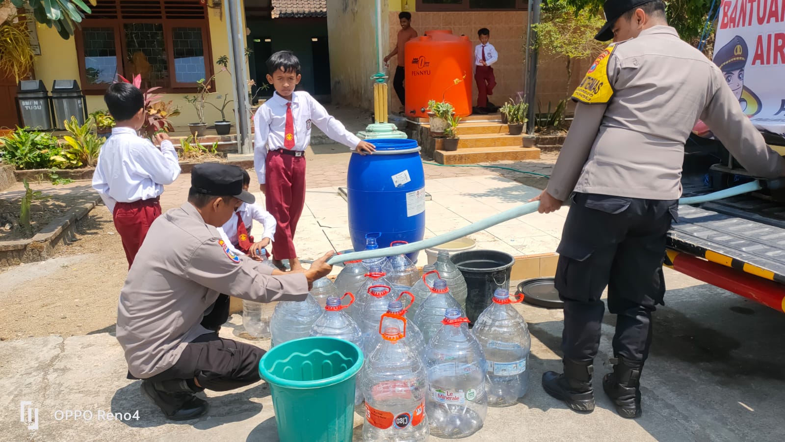 Sejumlah Desa Terdampak Kekeringan, Patroli Gentong Polres Trenggalek Salurkan 20 Ribu Liter Air Bersih
