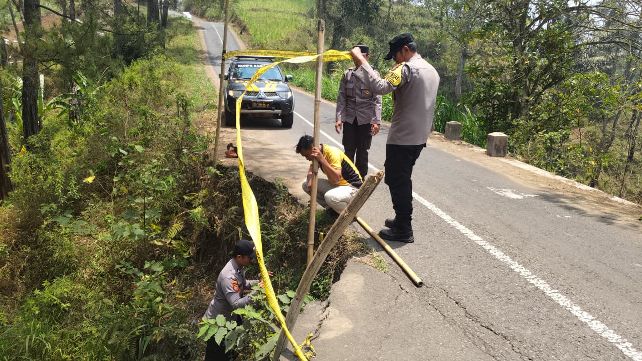 Temukan Bahu Jalan Longsor di Jalur Bendungan-Pagerwojo, Polisi Pasang Penanda