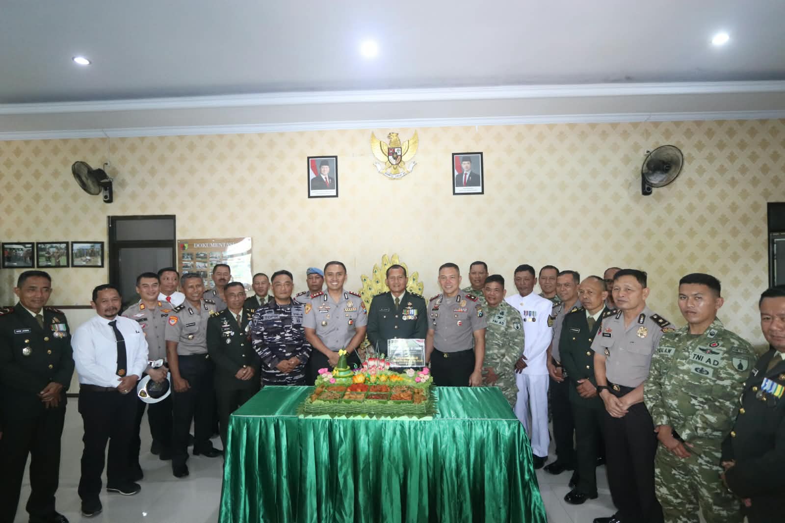 Sambangi Kodim 0806, Kapolres Trenggalek Bawa Kejutan Istimewa HUT ke-81 TNI