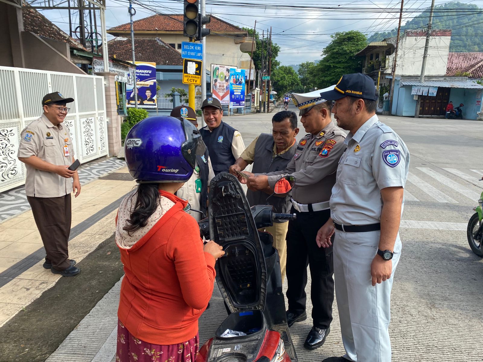 Sinergitas Polres Trenggalek Bareng Bapenda Jatim Gelar Edukasi Tertib Pajak Kendaraan