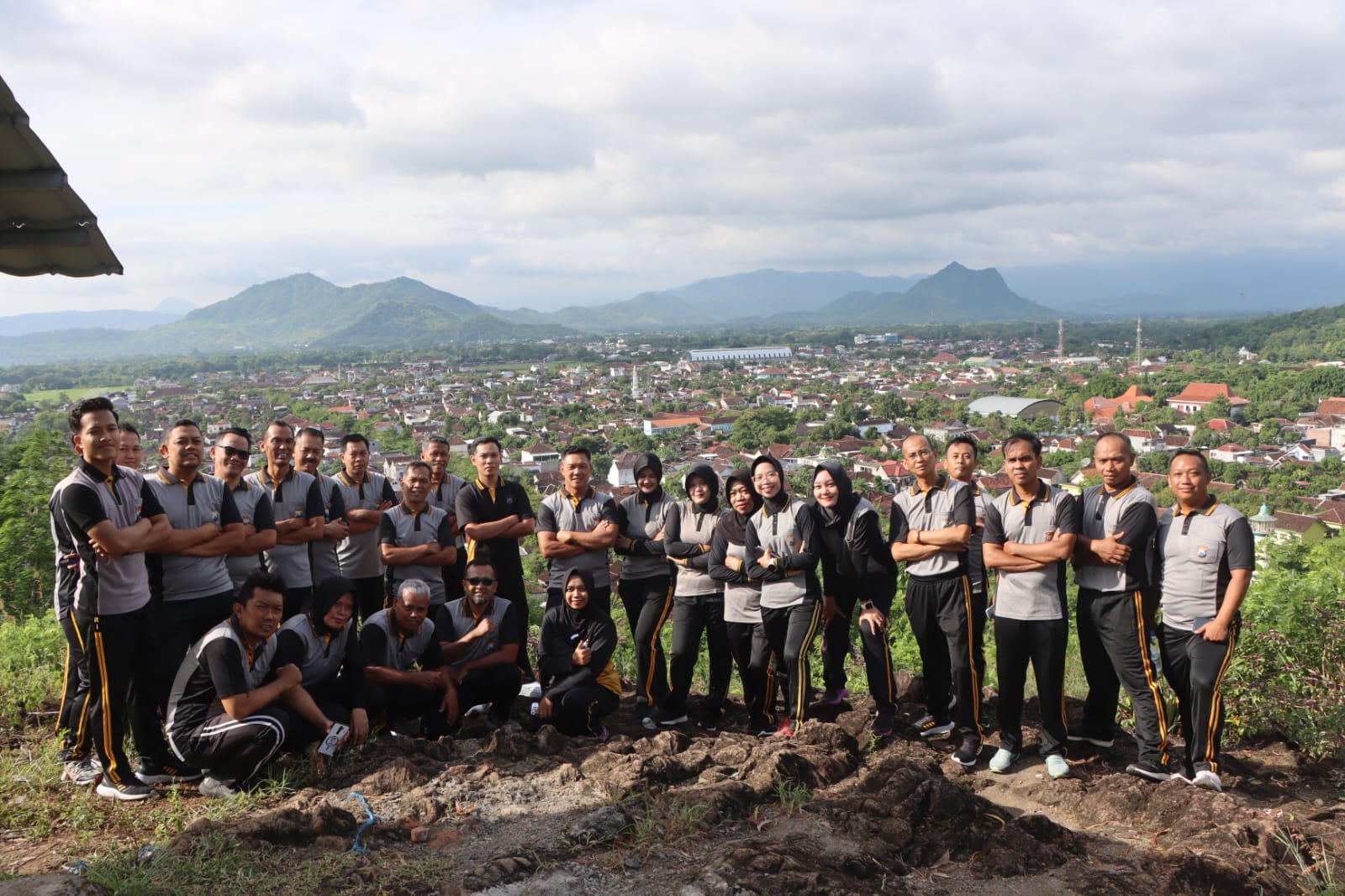 Olahraga Bersama Sembari Rekreasi, Polres Trenggalek Ajak Anggota Naik Puncak Margo Esis