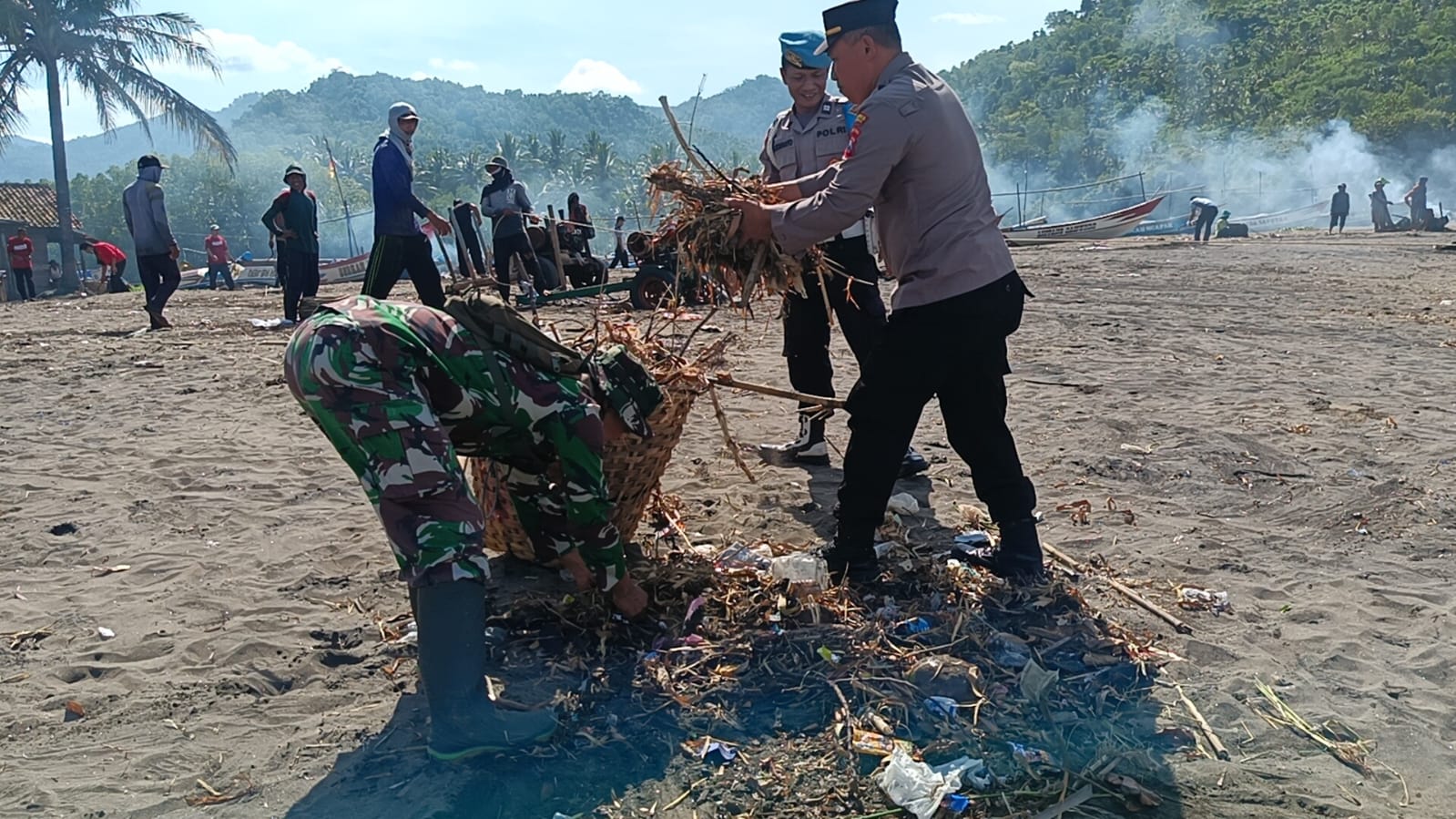 Dorong Destinasi Wisata Lebih Rapi dan Indah, Polres Trenggalek Gencarkan Gerakan Resik-Resik Pantai