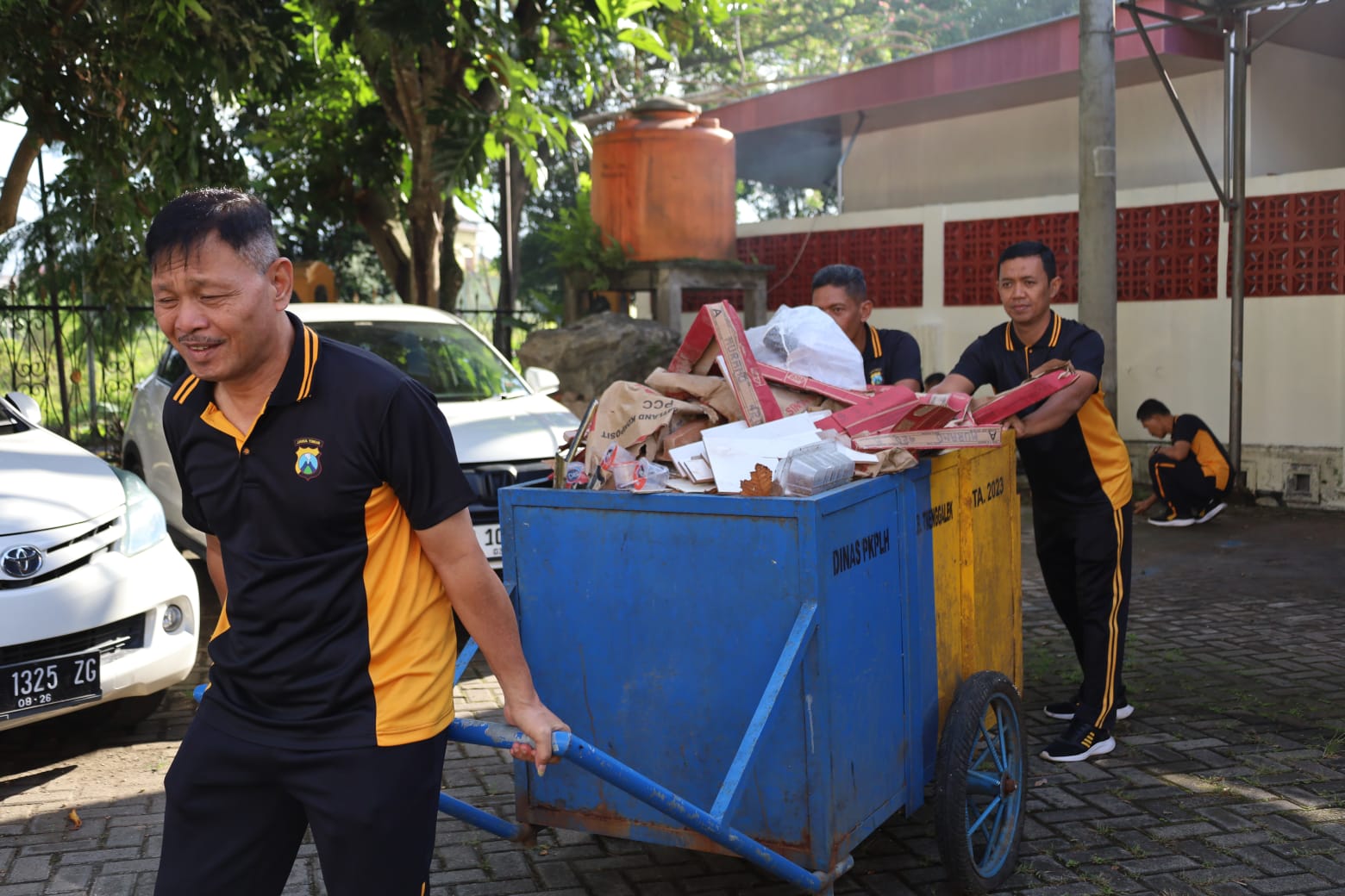 Sukseskan Program ASRI, Ratusan Anggota Polres Trenggalek Kompak Gelar Resik-Resik Mako