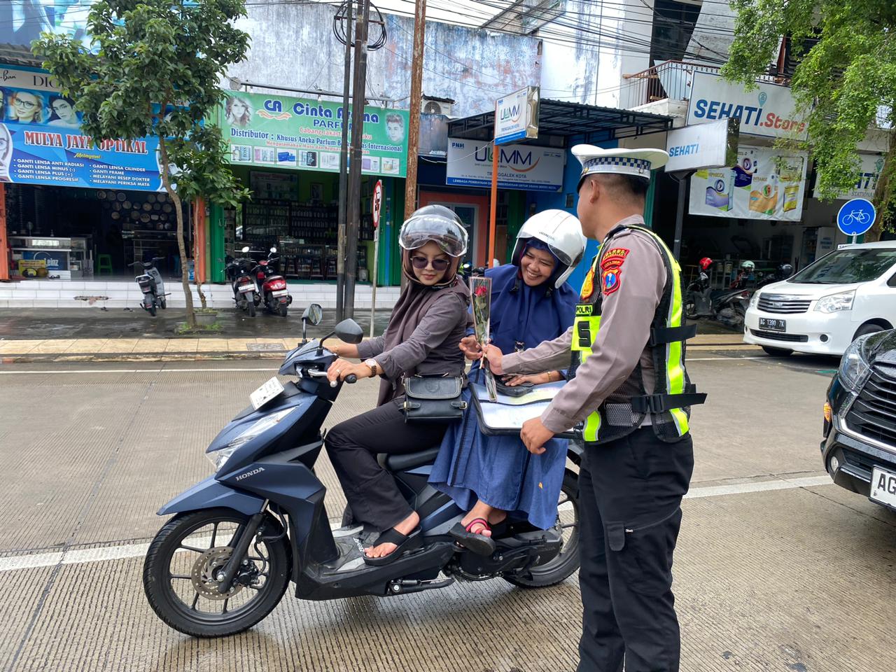 Apresiasi Tertib Berlalu Lintas, Polres Trenggalek Bagikan Ratusan Buket Bunga