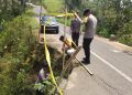 Temukan Bahu Jalan Longsor di Jalur Bendungan-Pagerwojo, Polisi Pasang Penanda